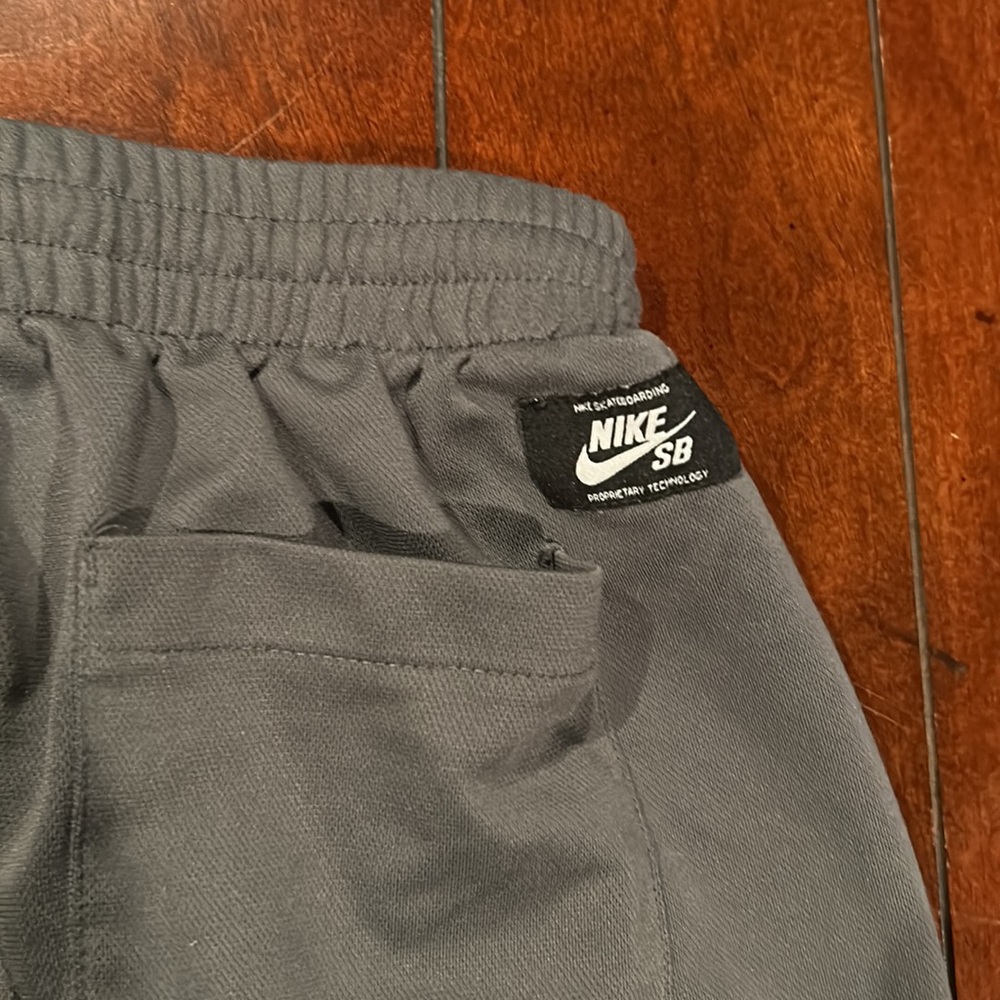 Nike Skateboard Grey & Black Shorts Size Large - Picture 3 of 10